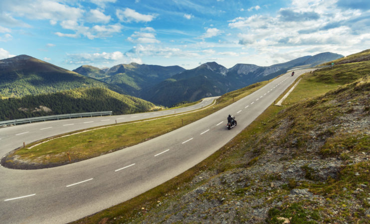 Conducteur de moto dans les Alpes